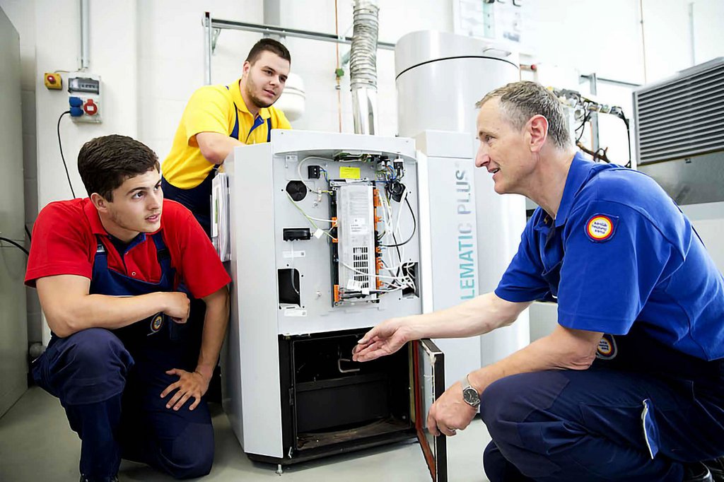 Drei Handwerker bei der Arbeit